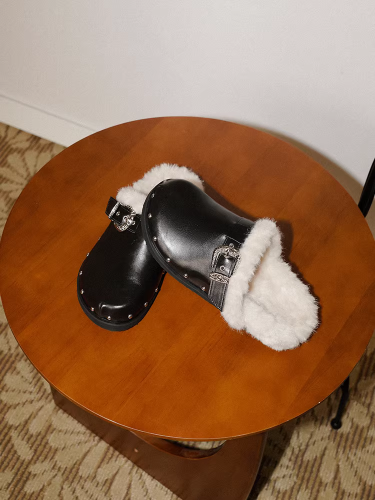 Pear Xiaoqi~ Giày Birkenstock đế bệt giữ ấm mùa đông dành cho nữ, thiết kế thoải mái với khóa thắt lưng và đinh tán, giày nửa đế kín mũi.