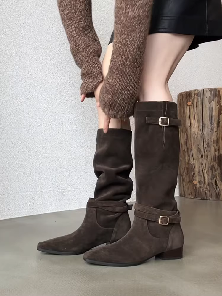 Giày bốt nữ da bò kiểu Wasteland, khóa thắt lưng kiểu dáng mảnh mai, chất liệu da mờ, xếp ly, gót dày, mũi vuông, kiểu dáng dài, thích hợp đi cưỡi ngựa