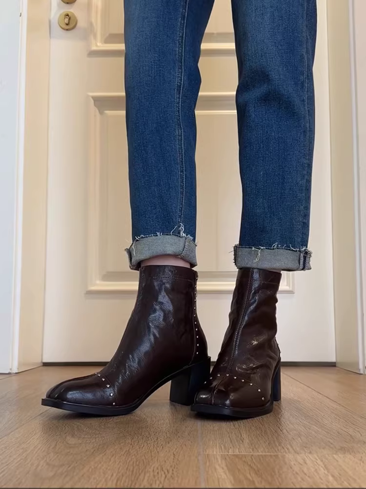Giày bốt nữ da thật kiểu Anh, gót vuông cao, đế dày, kiểu dáng retro, chất liệu da đã qua xử lý, có đinh tán, xếp ly.