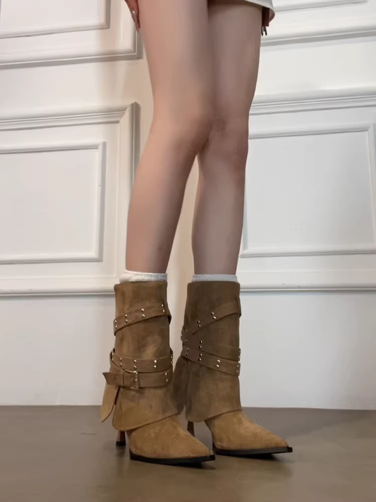 Phiên bản da bò ~ Giày bốt cổ chân nữ thời trang và hợp xu hướng với khóa thắt lưng, gót cao, mũi nhọn và đinh tán, kiểu dáng ôm chân.
