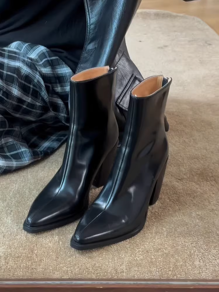 Phiên bản da bò ~ Giày bốt mỏng kiểu cổ điển bằng da thật dành cho nữ, Giày bốt Chelsea mũi nhọn gót nhọn kiểu Anh, giày bốt ngắn cao gót đa năng và thanh lịch.