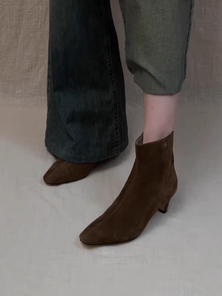 Giày bốt nữ da bò kiểu retro tối giản, gót kitten vuông, mũi nhọn, kiểu dáng ôm sát, chất liệu da lộn, khóa kéo bên, gót nhọn, cao gót, thích hợp đi làm.