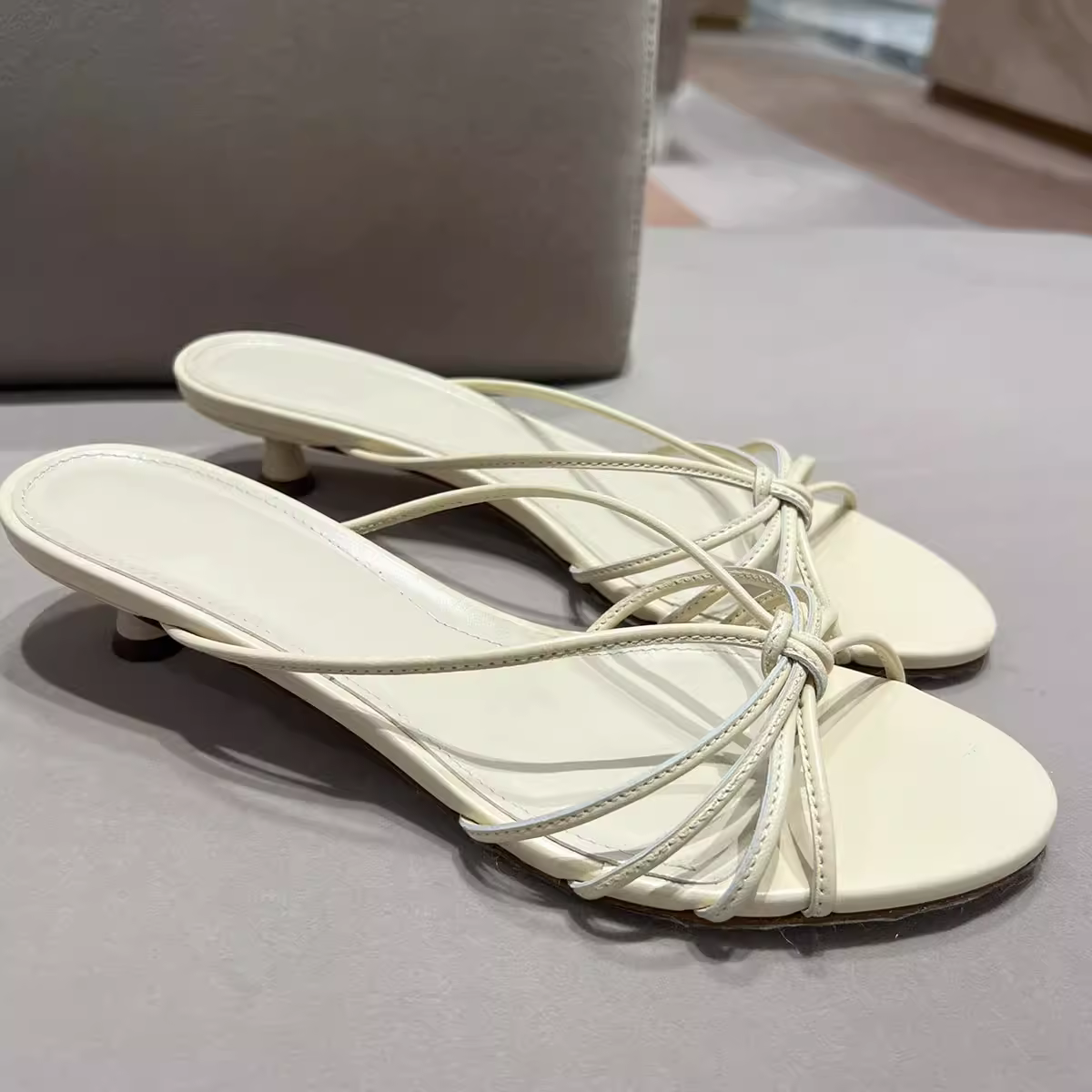 Phiên bản da cừu ~ Giày sandal kiểu La Mã hở mũi kiểu Pháp ngọt ngào dành cho nữ, mặc ngoài trời mùa hè, dây đeo mỏng, dép xỏ ngón thanh lịch