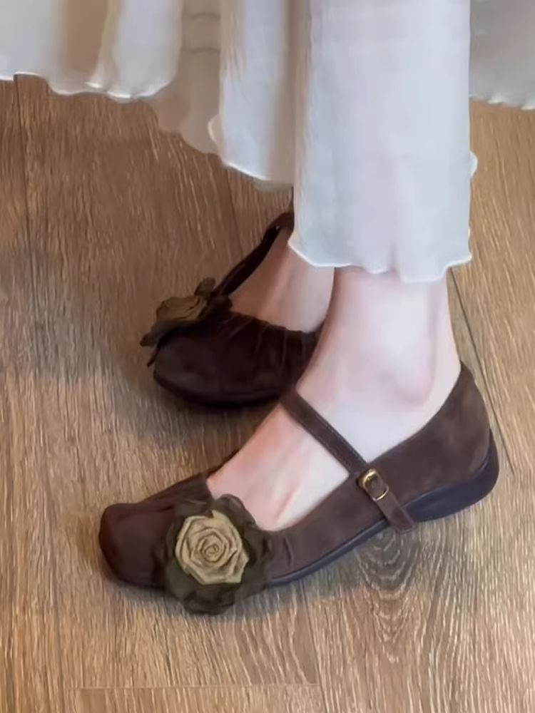 Phiên bản da cừu ~ Giày Mary Jane phong cách nghệ thuật Mori với chân váy, giày đơn nữ bằng da lộn mũi vuông xếp ly họa tiết hoa