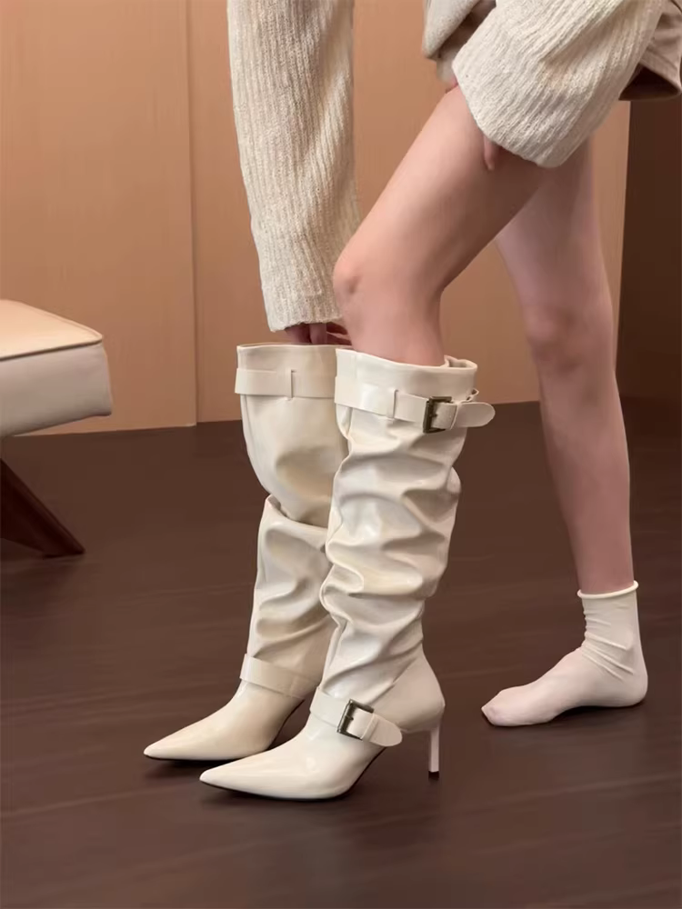Phiên bản da bò ~ Giày bốt xếp ly kiểu hot girl phong cách Millennials dành cho nữ, mùa thu đông, có khóa thắt lưng, mũi nhọn, gót cao, phối cùng chân váy, kiểu bốt cưỡi ngựa