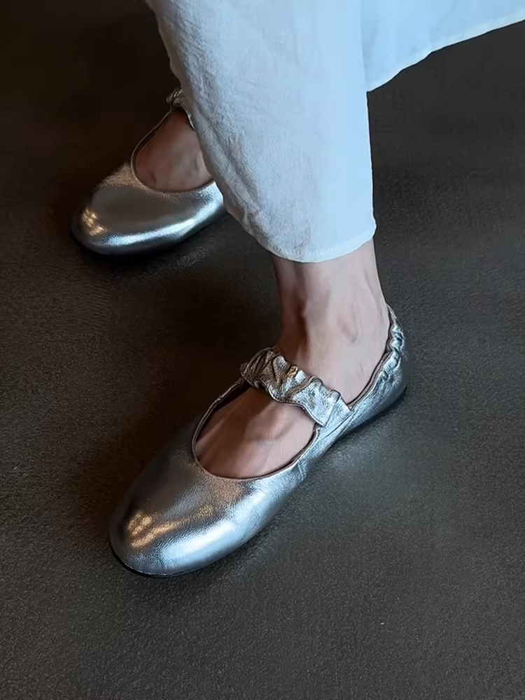 Phiên bản da cừu ~ Giày đế bằng mũi tròn đa năng màu bạc dành cho nữ có dây xếp ly, miệng nông, giày Mary Jane thông thường bằng da thật