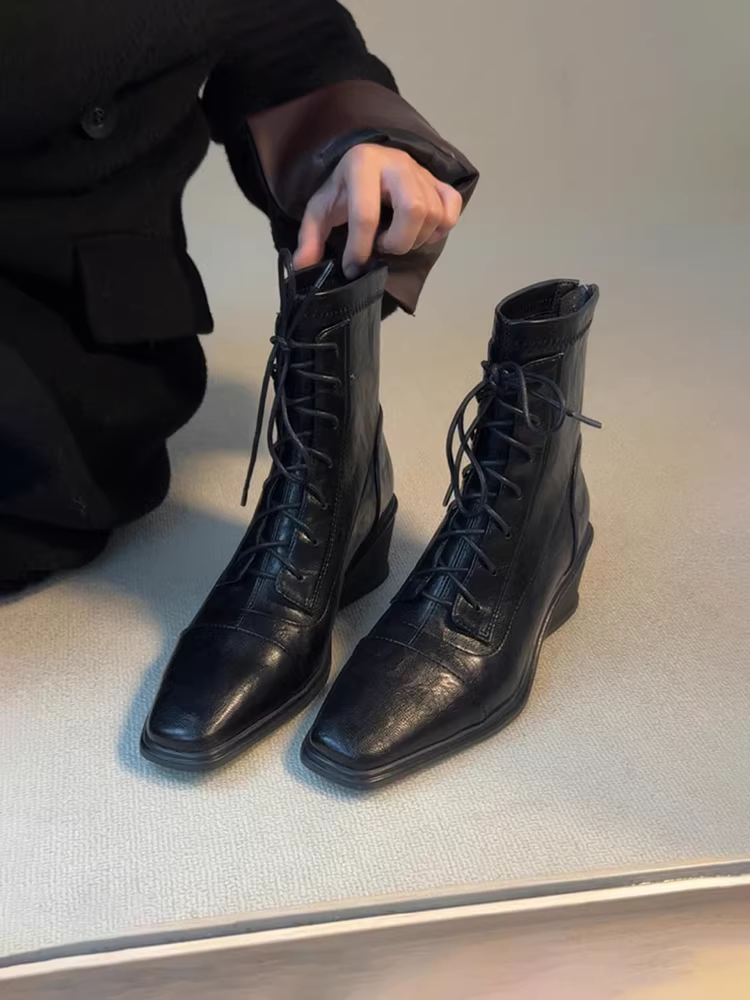 Phiên bản da bò ~ Giày bốt mỏng tăng chiều cao gót nêm Giày bốt Martin kiểu Anh Giày bốt cổ ngắn buộc dây kiểu cổ điển đế dày mũi vuông dành cho nữ