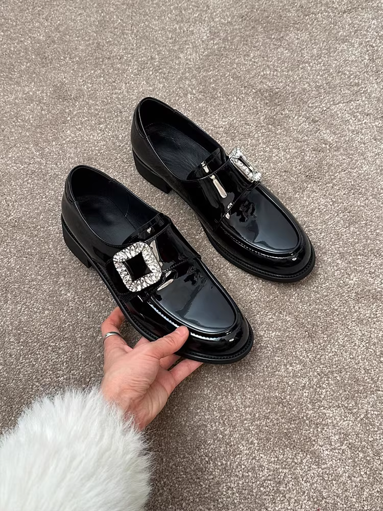 Phiên bản da cừu ~ Giày lười kiểu Anh cổ điển có gót dày, da bóng, giày đơn đính đá cho nữ, giày da nhỏ có khóa dán kiểu JK