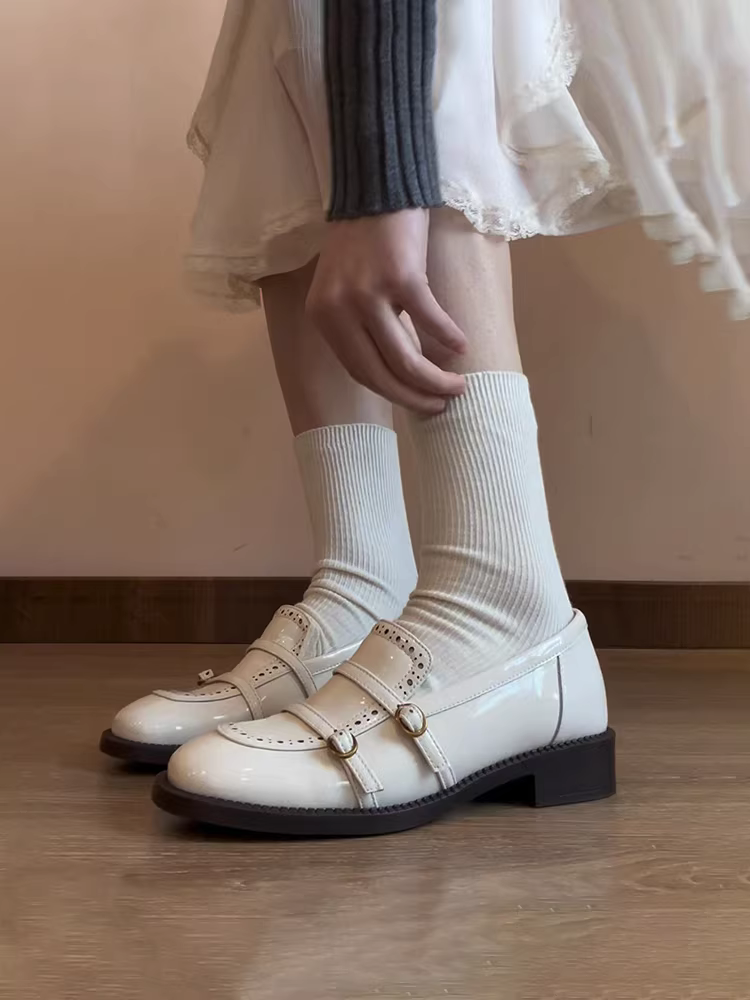 Phiên bản da cừu ~ Giày lười màu trắng nhẹ nhàng kiểu Pháp dành cho nữ có khóa thắt lưng và thiết kế chạm khắc, giày da nhỏ kiểu lười, giày đơn da thật đế thấp.
