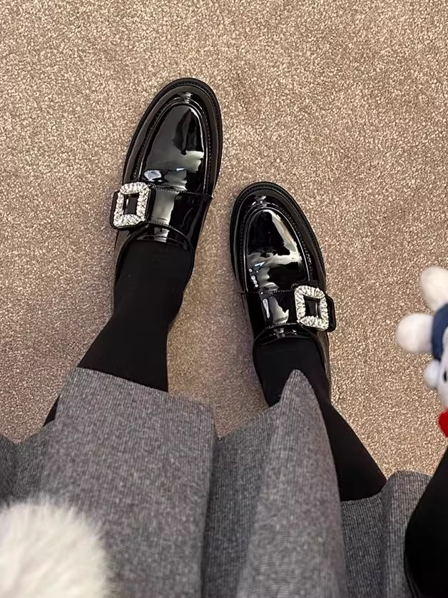 Phiên bản da cừu ~ Giày lười kiểu Anh cổ điển có gót dày, da bóng, giày đơn đính đá cho nữ, giày da nhỏ có khóa dán kiểu JK