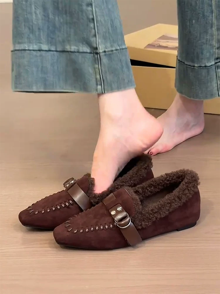 Phiên bản da cừu ~ giày lười da lộn thiết kế khóa thắt lưng cổ điển dành cho nữ, giày cotton thời trang có độ cao tăng chiều cao bên trong kiểu dệt mới