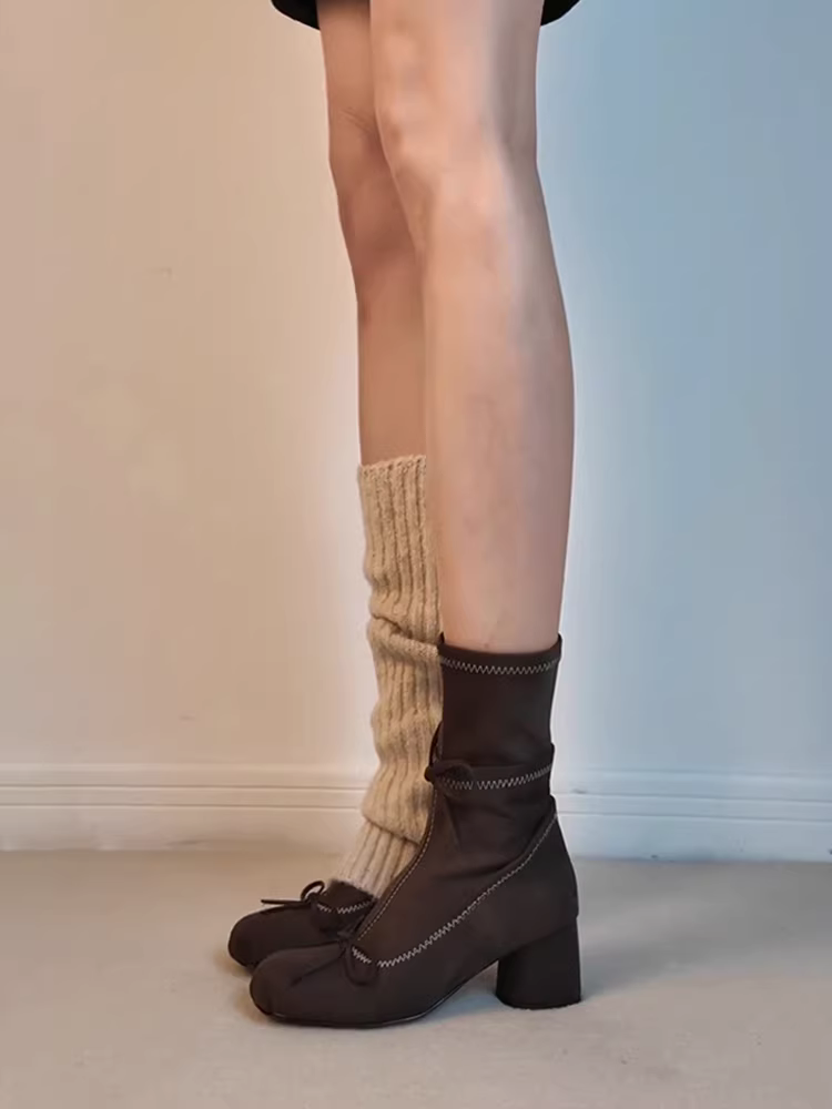 Phiên bản da bò ~ Giày bốt kiểu ballet da lộn cổ điển, ôm sát, chất liệu thun dành cho nữ, mũi tròn, nơ, gót dày, khóa kéo phía sau, kiểu ngắn.