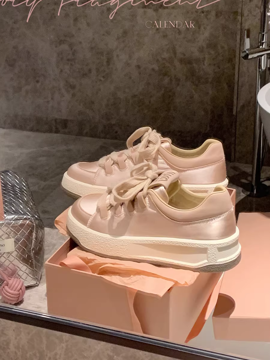 Giày satin mũi tròn, đế dày, buộc dây, nhẹ, tăng chiều cao, giày thể thao thông thường dành cho nữ, giày trắng đa năng cho mùa xuân và mùa thu.