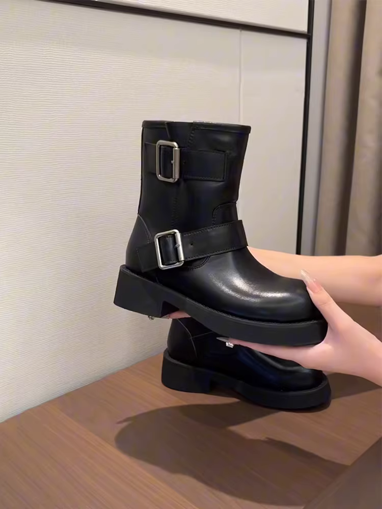 Phiên bản da bò ~ Giày bốt đế dày kiểu dáng ngọt ngào và cá tính dành cho nữ, bốt ngắn tăng chiều cao mũi tròn bằng da thật màu đen, bốt đơn đa năng.