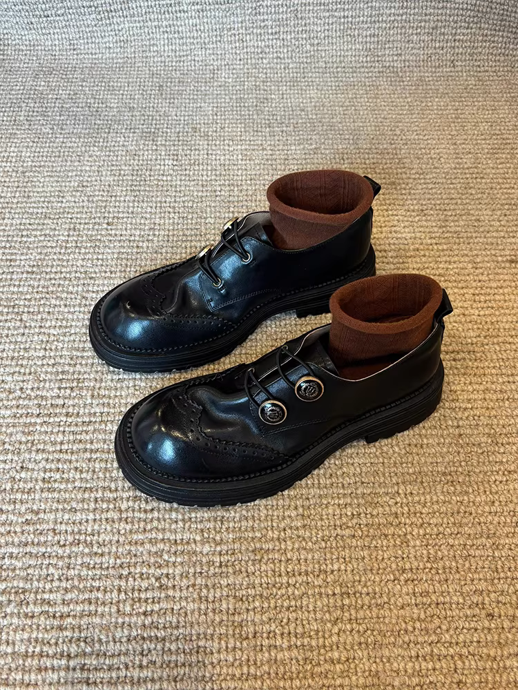 Phiên bản da cừu~ Giày lười cổ sâu có huy hiệu dành cho nữ, giày da thật đế dày gót dày kiểu brogue, giày da nhỏ mũi tròn kiểu cổ điển.