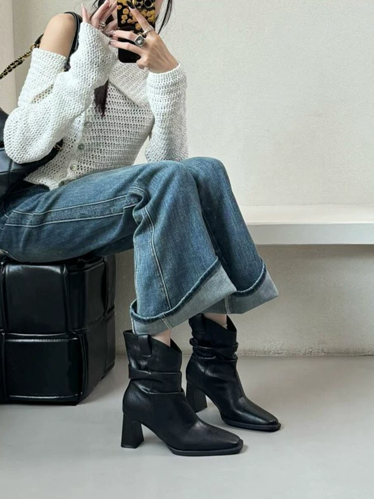 Phiên bản da bò~ Giày bốt xếp ly đơn giản mũi vuông kiểu Pháp có gót cao và kiểu cắt chữ V, đa năng với váy, bốt ngắn thon gọn
