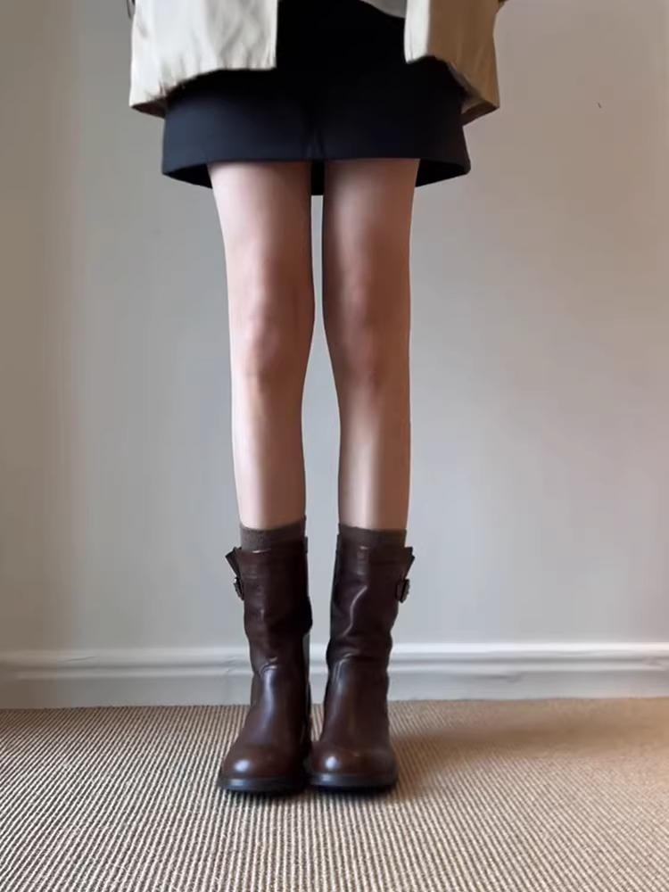 Phiên bản da cừu ~ Giày bốt cao đến giữa bắp chân màu nâu thời trang và tôn dáng mùa thu đông dành cho nữ có khóa thắt lưng, mũi tròn, kiểu Anh Giày bốt Martin