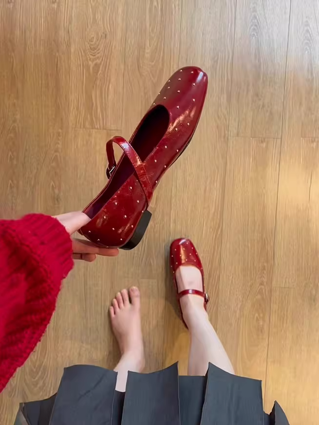 Phiên bản da cừu ~ Giày Mary Jane mũi vuông đính đinh màu đỏ dành cho nữ, kiểu dáng mới với khóa đơn, giày đế bằng cổ điển nông.