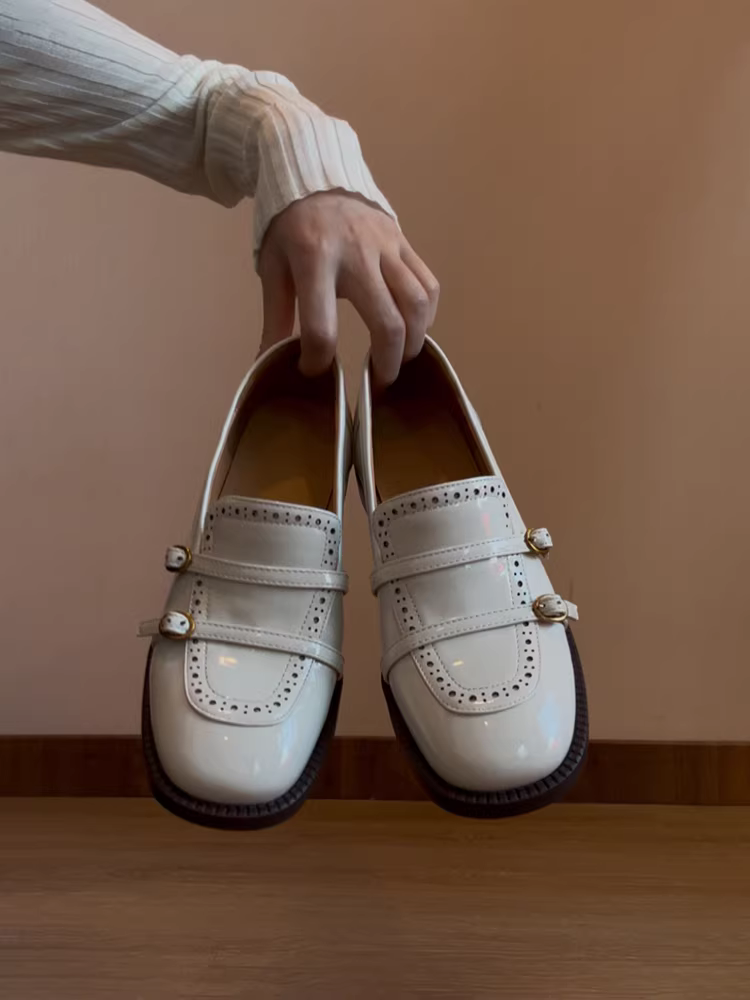Phiên bản da cừu ~ Giày lười màu trắng nhẹ nhàng kiểu Pháp dành cho nữ có khóa thắt lưng và thiết kế chạm khắc, giày da nhỏ kiểu lười, giày đơn da thật đế thấp.