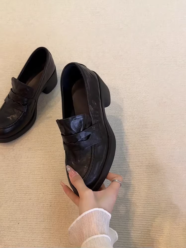 Phiên bản da cừu ~ Giày lười đơn giản và đa năng dành cho nữ, thích hợp đi làm, phong cách Anh, da đã qua xử lý, gót dày, giày da nhỏ.