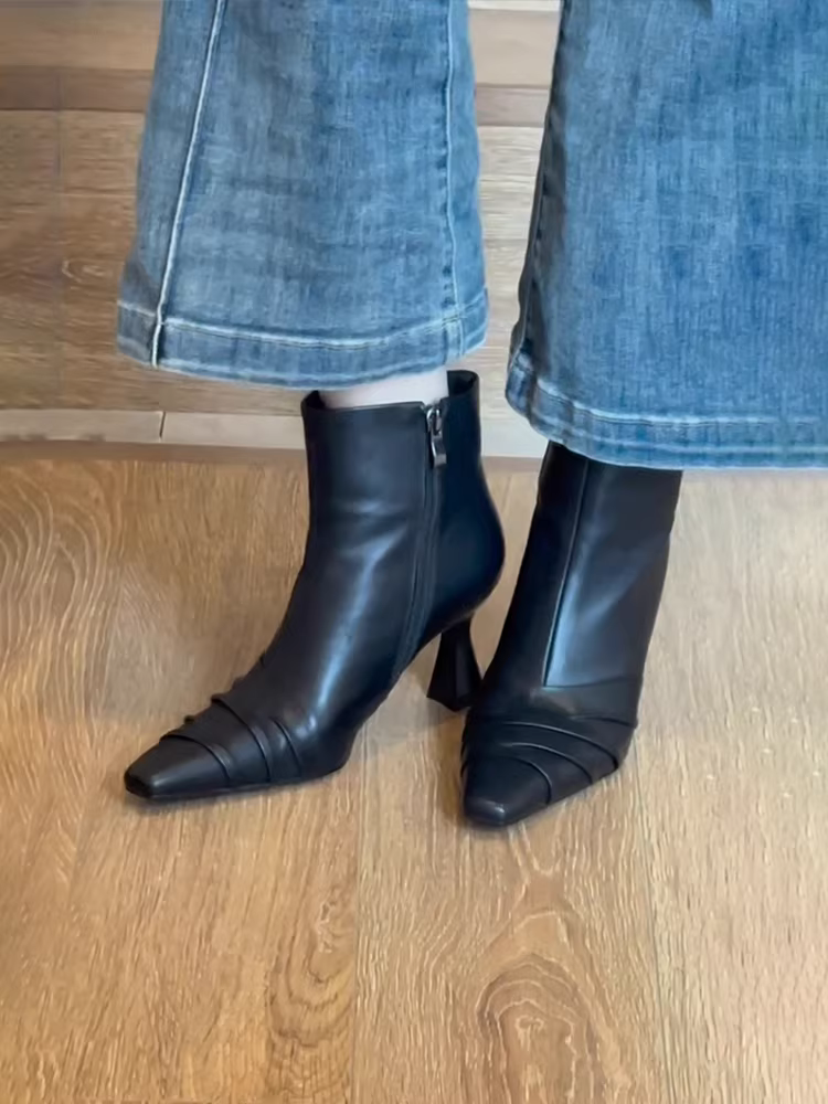 Phiên bản da bò ~ Giày bốt ngắn mũi vuông bằng da thật có gót cao, bốt đen thon gọn đa năng theo phong cách Pháp.