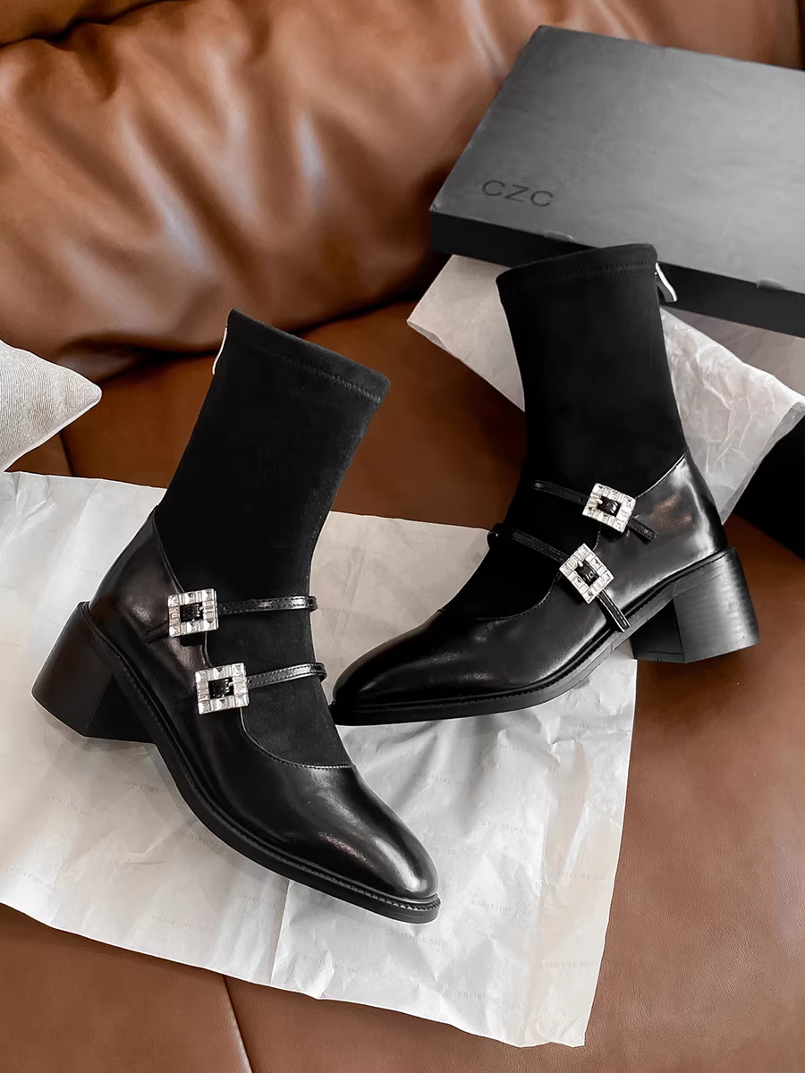 Pear Xiaoqi~ Giày bốt thon gọn co giãn dành cho nữ, bốt ngắn gót dày bằng da thật, bốt cao gót kiểu Pháp đính đá cổ điển kiểu Mary Jane.