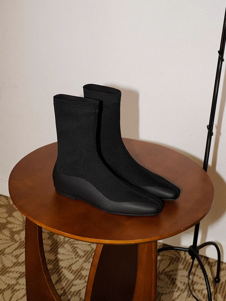 Pear Xiaoqi~ Giày bốt thon gọn co giãn tăng chiều cao dành cho nữ, bốt ngắn mũi vuông đế bằng mới mùa thu đông, bốt thời trang giảm béo đa năng.