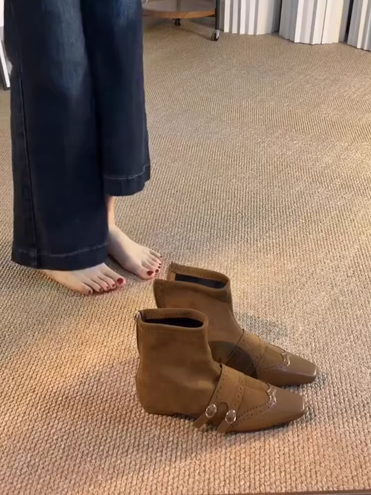 Phiên bản da bò ~ Giày bốt ngắn mũi vuông chạm khắc kiểu Brogue dành cho nữ, da thật có khóa thắt lưng và khóa kéo phía sau, kiểu dáng ôm sát.