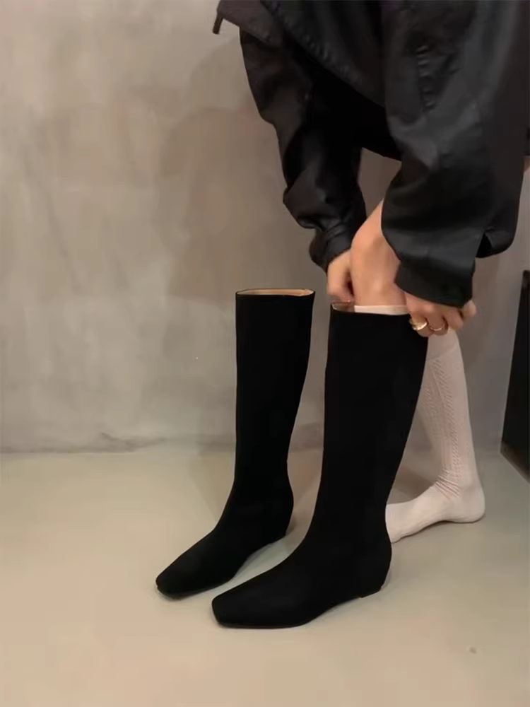 Phiên bản da cừu ~ Giày bốt cao mũi vuông thời trang dành cho nữ, màu đen, tăng chiều cao, đa năng, giày bốt thon gọn, giày bốt dài da lộn cổ điển mùa thu đông
