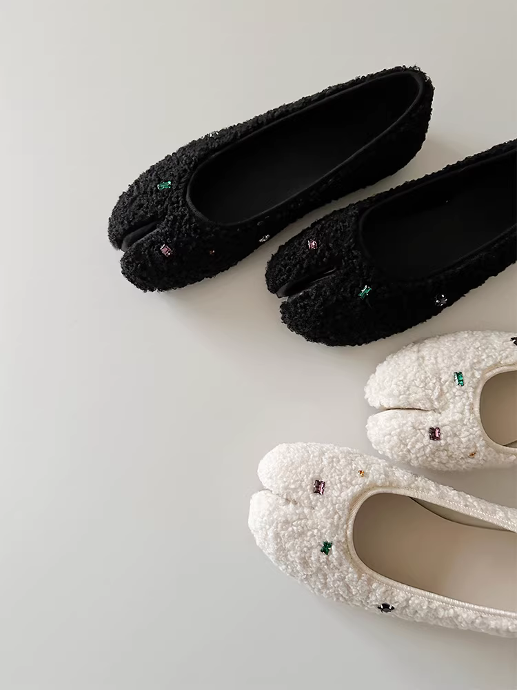 Phiên bản da cừu ~ Giày bệt len cừu phong cách nhẹ nhàng và độc đáo dành cho nữ, giày mũi chia ngón kiểu Pháp đính đá, kiểu lười.