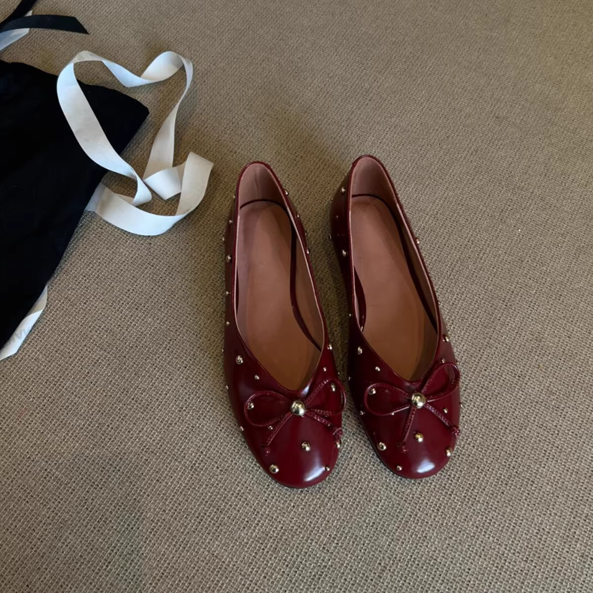 Phiên bản da cừu ~ Giày đế bằng nông thời trang có đinh tán dành cho nữ, giày đơn có nơ kiểu Pháp, giày dạ hội đa năng kiểu slip-on.