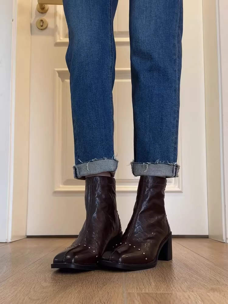 Giày bốt nữ da thật kiểu Anh, gót vuông cao, đế dày, kiểu dáng retro, chất liệu da đã qua xử lý, có đinh tán, xếp ly.