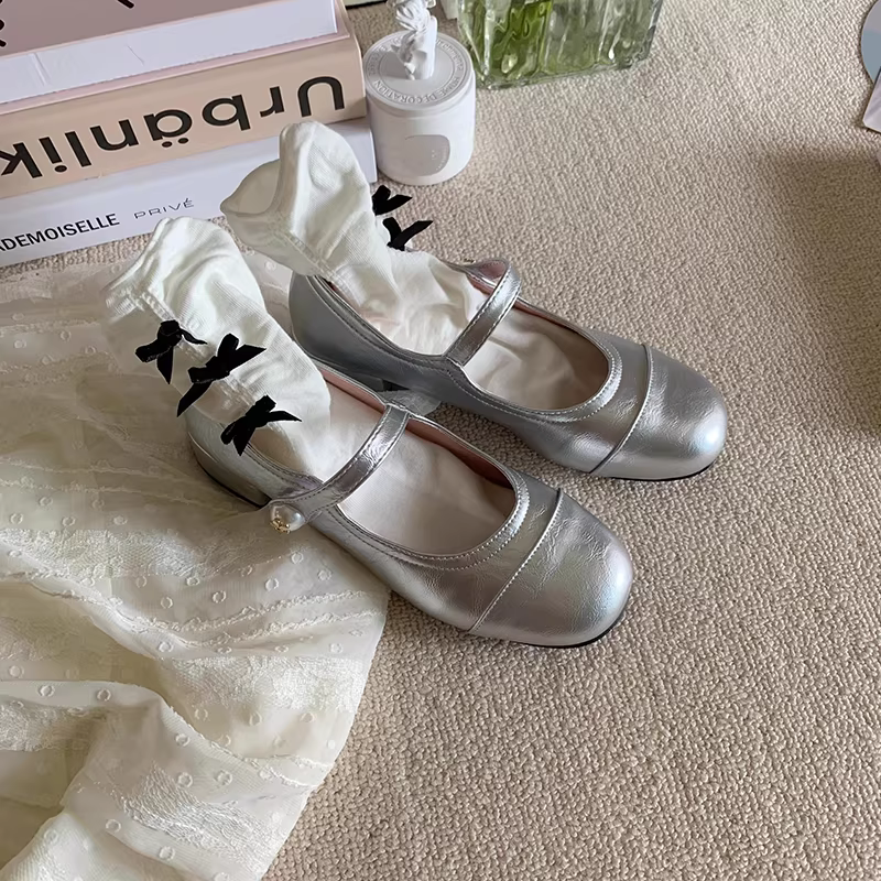 Pear Little Seven~ Giày Mary Jane gót trung bình phong cách Chanel dành cho nữ, giày đế bệt màu bạc có gót dày ngọc trai ngọt ngào