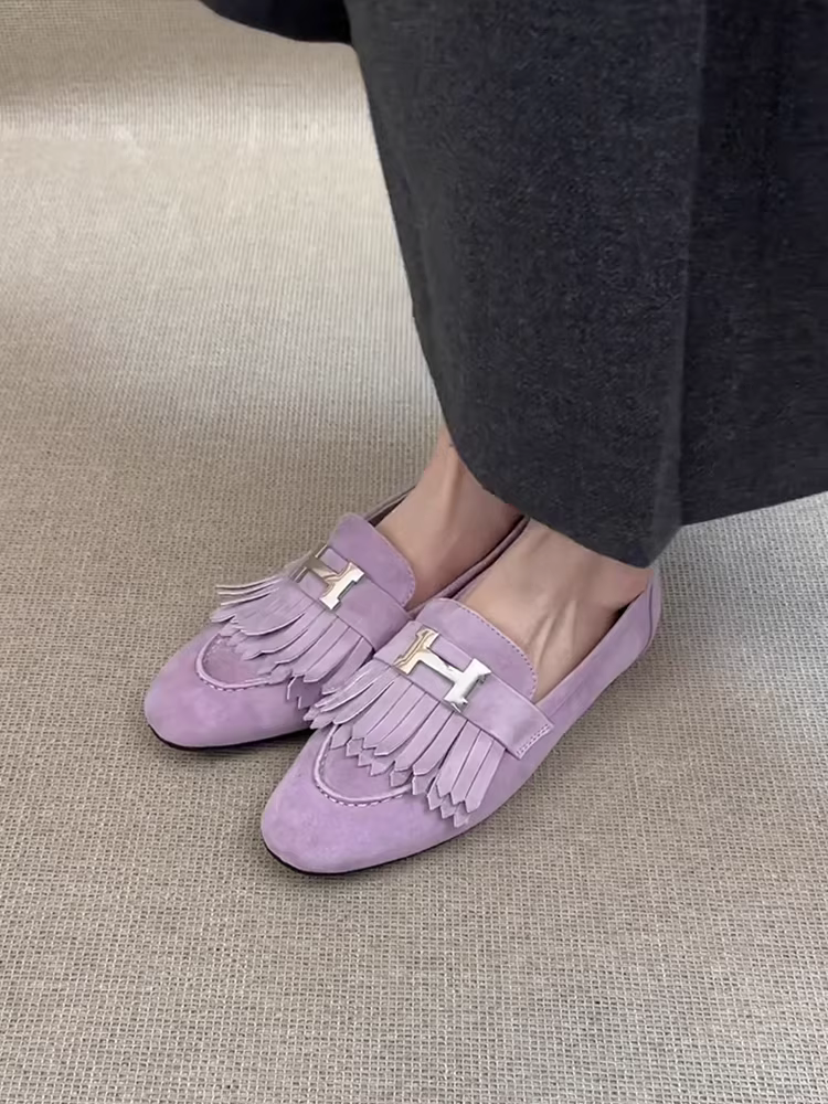 Phiên bản da cừu ~ Giày lười da lộn dành cho nữ có khóa kim loại và tua rua, mũi tròn, đế phẳng, giày lười cổ điển