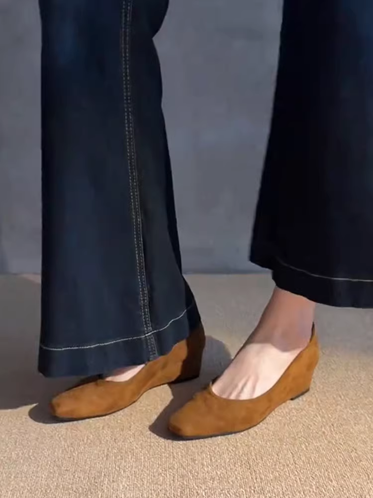 Giày lười nữ da lộn cao cấp kiểu retro đơn giản, chất liệu da thật, đế xuồng, mũi vuông, gót cao thanh lịch.