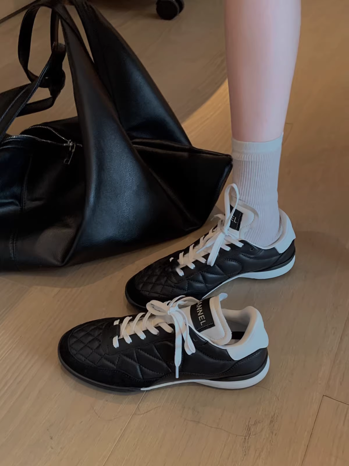 Phiên bản da bò ~ Giày thể thao đế dày kiểu Chanel bằng da thật dành cho nữ, giày chạy bộ đế bằng, giày thể thao màu trắng có họa tiết kim cương và thiết kế buộc dây.