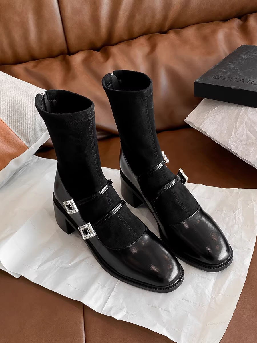 Pear Xiaoqi~ Giày bốt thon gọn co giãn dành cho nữ, bốt ngắn gót dày bằng da thật, bốt cao gót kiểu Pháp đính đá cổ điển kiểu Mary Jane.