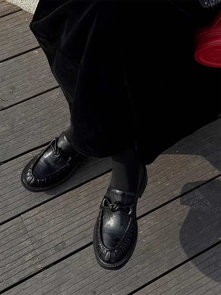 Phiên bản da cừu~ Giày lười thắt nơ kiểu Anh dành cho nữ, giày da thật đế thấp màu đen mũi tròn kiểu trượt kiểu đại học giày da nhỏ