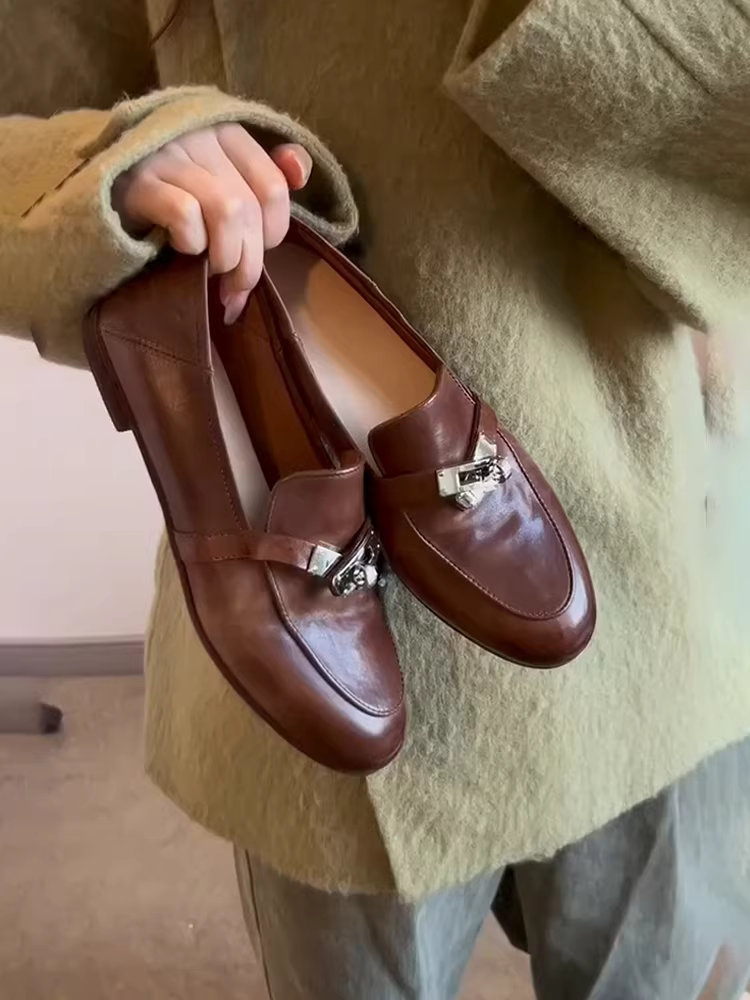 Phiên bản da cừu ~ Giày lười kiểu cổ điển đa năng bằng da thật dành cho nữ có khóa kim loại, giày da nhỏ thời trang và đa năng, phong cách nghệ thuật