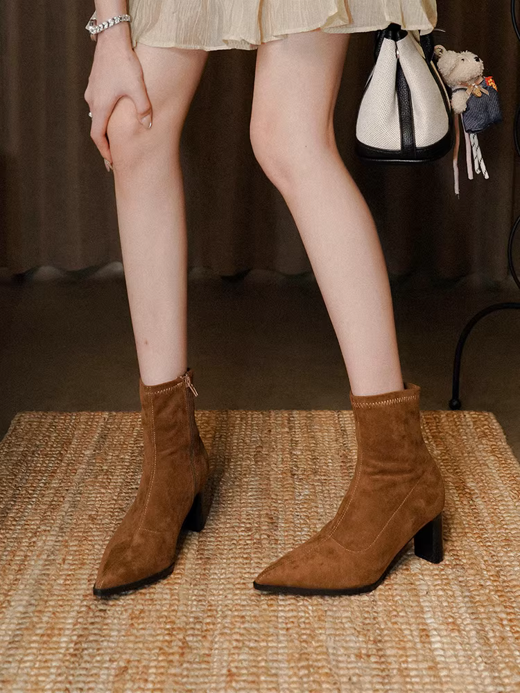Pear Xiaoqi~ Giày bốt cao gót thời trang thanh lịch dành cho nữ, bốt ngắn mũi nhọn bằng da lộn cổ điển, bốt thun có khóa kéo bên hông tối giản.