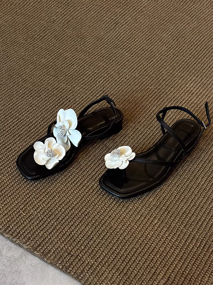 Phiên bản da cừu ~ Dép đế bằng họa tiết hoa màu đen dành cho nữ, phong cách đi nghỉ, mũi vuông, hở mũi, dép thời trang da thật đa năng