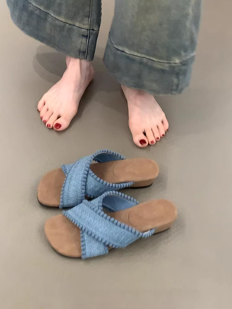 Phiên bản da cừu ~ Dép quai ngang mũi tròn hở mũi kiểu nghỉ dưỡng đế dày dành cho nữ, dép đế bằng kiểu retro đi ngoài trời dễ mang