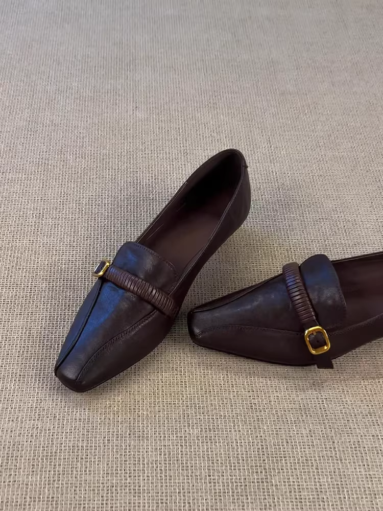 Phiên bản da cừu ~ Giày đế vuông mũi vuông kiểu cổ điển của Pháp, thiết kế mới lạ với kiểu dáng giày lười có khóa thắt lưng.