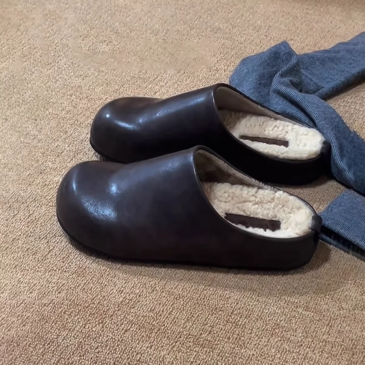 Phiên bản da cừu ~ Giày Birkenstock bằng da thật dành cho nữ, giày cotton kiểu dáng cổ điển, giày mùa đông đa năng có lót lông cừu, thích hợp để mang ngoài trời, giày nửa mule mũi kín.