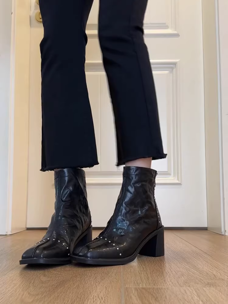 Giày bốt nữ da thật kiểu Anh, gót vuông cao, đế dày, kiểu dáng retro, chất liệu da đã qua xử lý, có đinh tán, xếp ly.