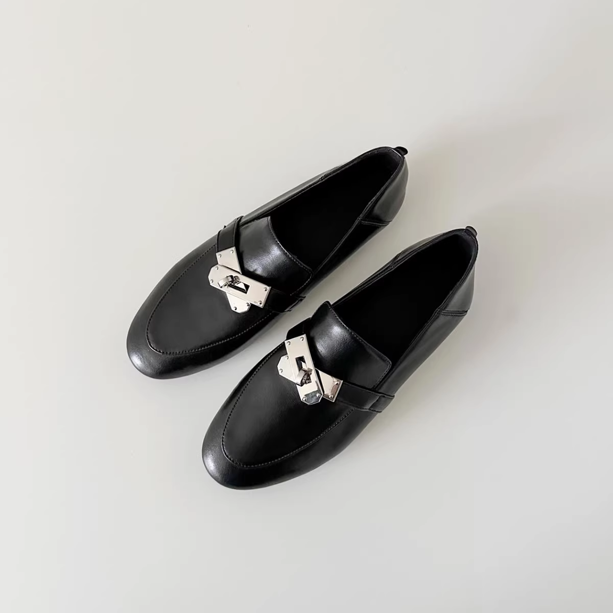 Phiên bản da cừu ~ Giày da có khóa kim loại kiểu Anh dành cho nữ, giày đi làm đa năng, giày lười cổ điển thanh lịch