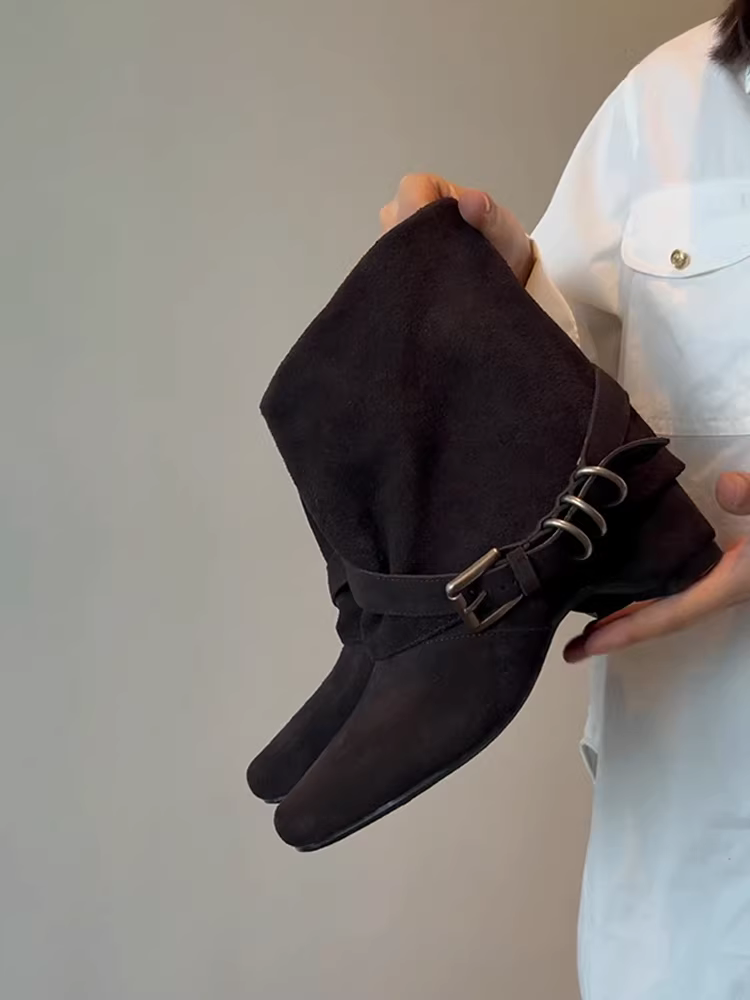 Phiên bản da bò ~ Giày bốt kiểu Tây ôm sát, cá tính và thời trang dành cho nữ với khóa thắt lưng, tăng chiều cao bên trong, cổ bốt bằng da lộn cho mùa thu đông.