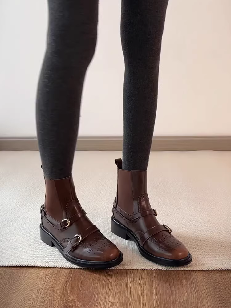Phiên bản da bò ~ Giày Chelsea da thật thiết kế độc đáo, kiểu brogue chạm khắc, dành cho nữ, có khóa thắt lưng, gót thấp, kiểu dáng ôm chân.