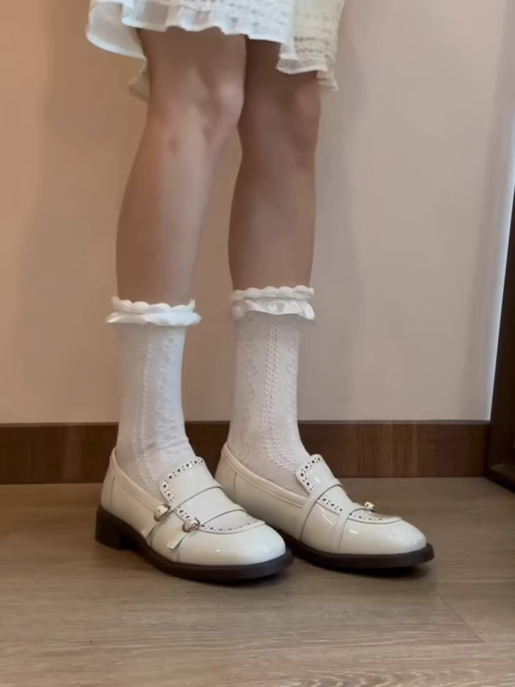 Phiên bản da cừu ~ Giày lười màu trắng nhẹ nhàng kiểu Pháp dành cho nữ có khóa thắt lưng và thiết kế chạm khắc, giày da nhỏ kiểu lười, giày đơn da thật đế thấp.