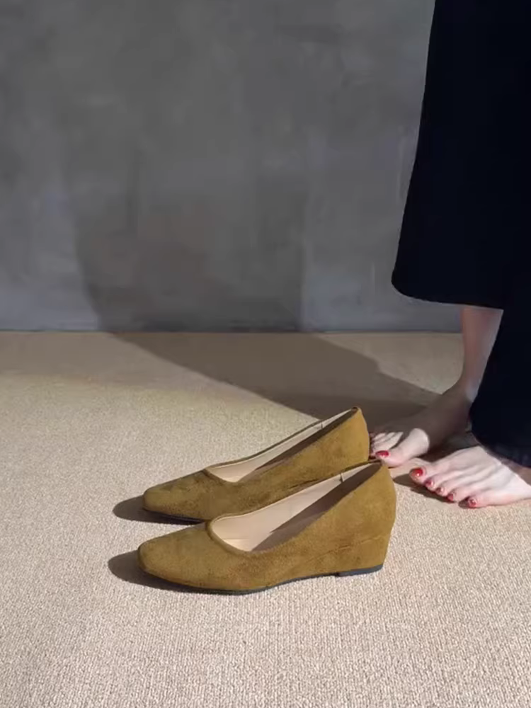 Giày lười nữ da lộn cao cấp kiểu retro đơn giản, chất liệu da thật, đế xuồng, mũi vuông, gót cao thanh lịch.